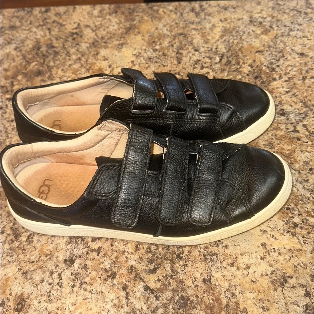 UGG Black LEATHER WOMENS 9 SNEAKER with Velcro Straps